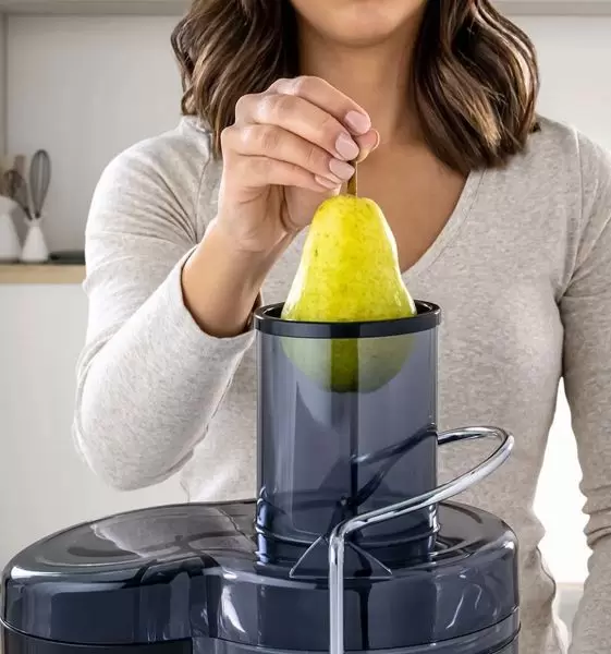 Extractor de jugos Oster® Boca Ancha, fácil y eficiente.