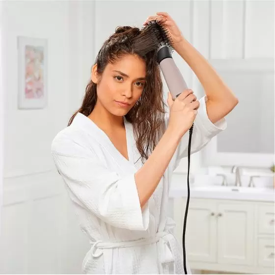 Cepillo Secador Remington 1200W: Acondicionamiento iónico, 3 temperaturas, 2 velocidades.